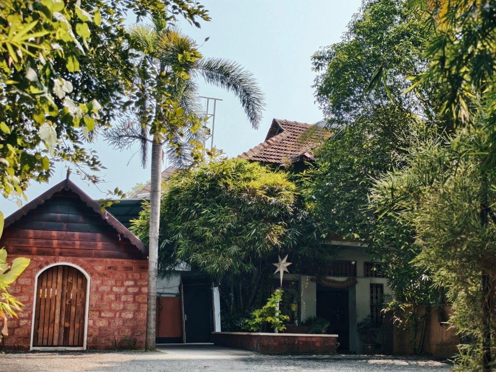 What makes Ambadis Villas a good choice in Cherai Beach?